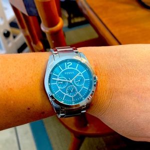 Women Fossil watch with pretty green face!